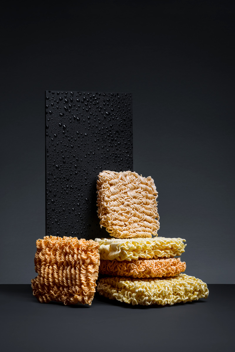 faible-creative-grohe-magazine-instant-nudeln-stapel-foto-christian-hagemann